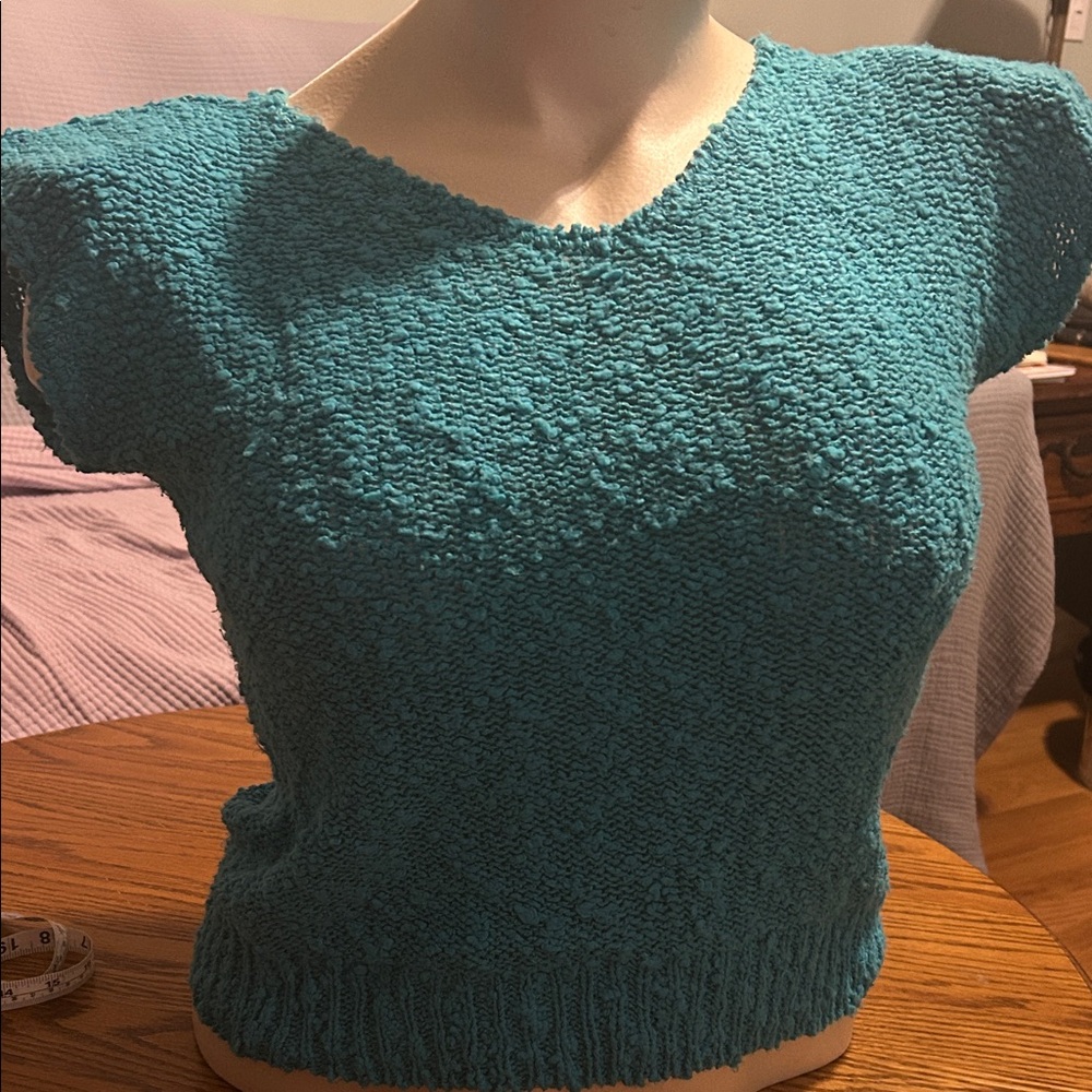 Vintage teal knit short-sleeved sweater. Nubby texture. Size Large/Shoulder pads